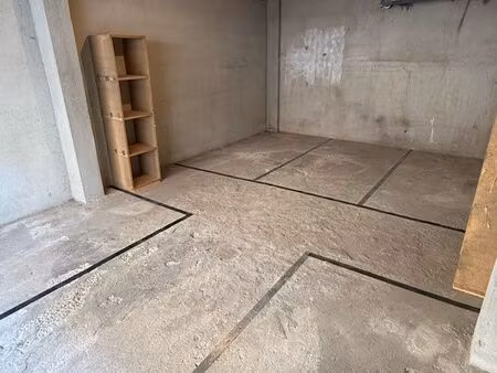 emplacement moto dans garage fermé sécurisé