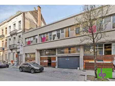 a vendre lot de 27 emplacements de parkings intérieur.