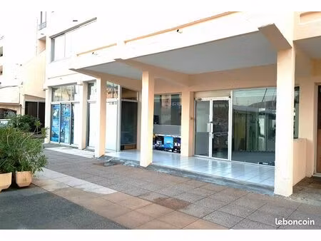 local commercial port de bormes