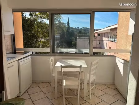 studio meublé sanary centre loc à l'année parking privé