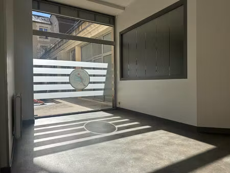 location commerce 87 m² à poitiers (86000)