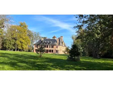 aux portes de moulins - charmant manoir implante sur plus de 8 ha.