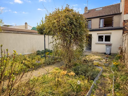 ** robuste maison de 5 pieces en plein secteur grand champ *