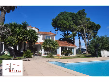 villa 4 faces avec jardin et dépendances à proximité des pla