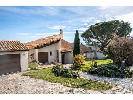 la vue panoramique d'un habitat singulier en ardèche