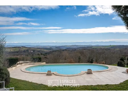 le panorama d'une maison singulière en ardèche.