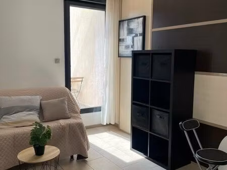 studio moderne avec grande terrasse