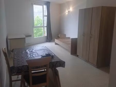 location studio 25m carré