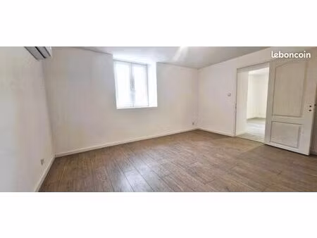 appartement entièrement rénové de 37m²  en rez de chaussée d'un petit immeuble  situé au c