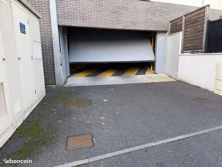 loue emplacement parking couvert sécurisé