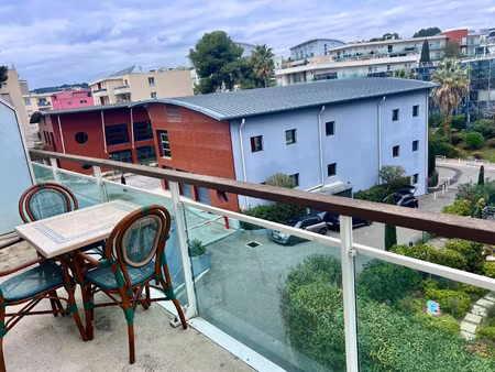 a vendre sur antibes 2 pièces avec terrasse et parking priva