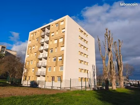 t3 en très bon état  parking et cave