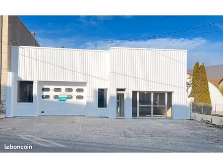 local d'activite avec parking privatif et terrain sur axe passant sur lavelanet