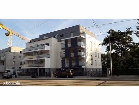 garage box fermé dans une résidence sécurisée