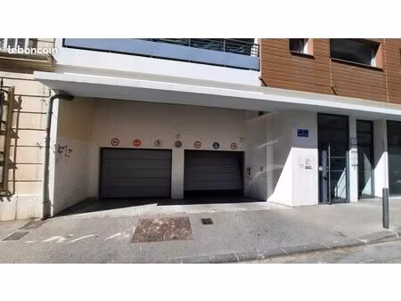 place de parking sécurisée