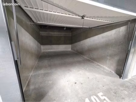 grand garage box fermé 19 m2 centre de saint-andré-de-la-roche