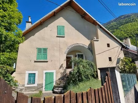 maison individuelle avec 2800 m2 de terrain