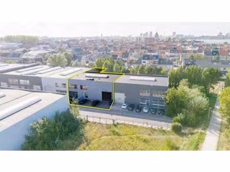 entrepôt spacieux avec appartement de luxe - un cas unique