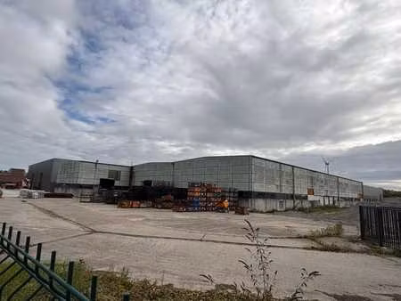 entrepôt rénové à louer dans une zone logistique stratégique