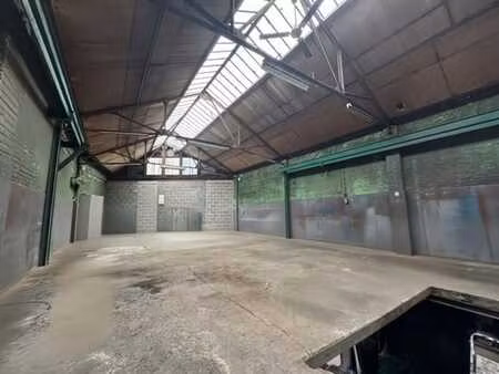 spacieux entrepôt de +-130 m²