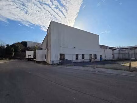 entrepôt de 1.820m² avec bureaux de +/- 80m²