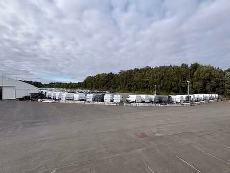 à louer - parking de 15.000m² !