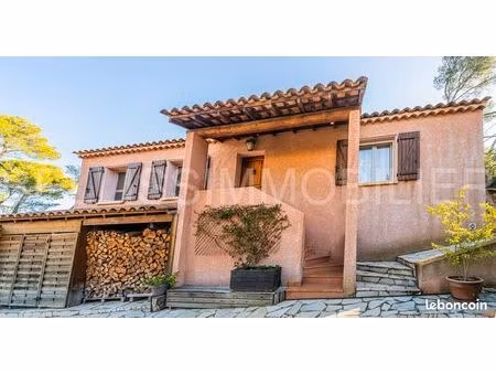 maison provençale en bel état dans un secteur résidentiel boisé