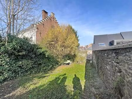 terrain à bâtir avec deux garages !