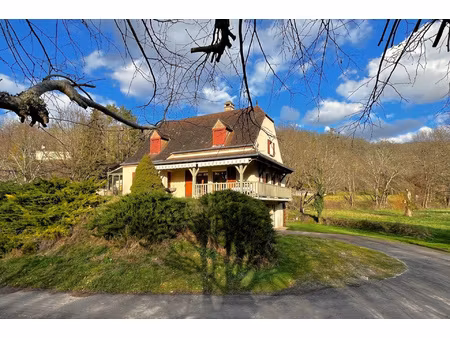 sur 2 8 hectares de prairie  belle maison familiale à vendre