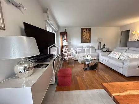 boves  appartement composé de 3 chambres  grand jardin clos  garage double.