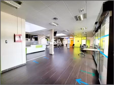 locaux d'activités (bureaux  parkings  patios  salle de restaurant  salle de réunion  accè