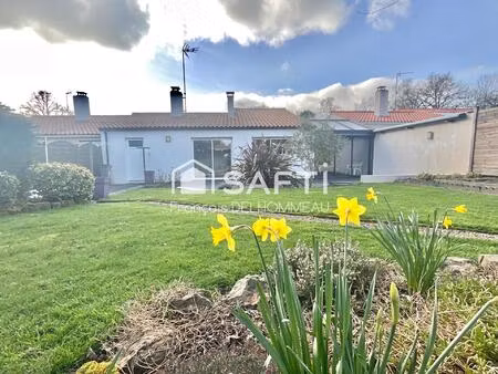 maison de plain-pied 121m2  3 chambres  1 mezzanine  1 garage proche du centre de mouiller