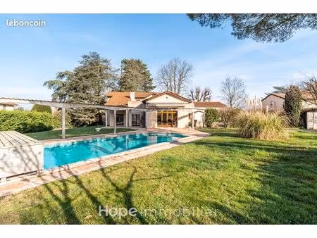 propriété 8 pièces 217 m²