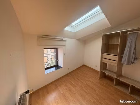 studio -palier à louer prix très attra