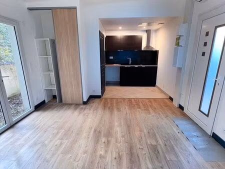 studio refait à neuf (maisonnette) + grande terrasse + place de parking privée. idéal étud