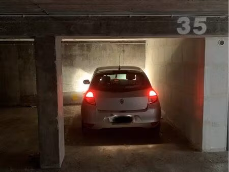 place de parking dans un garage