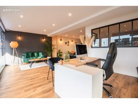 local avec vitrine et parking gratuit