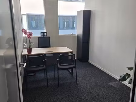 bureau individuel fermé dans espace de standing