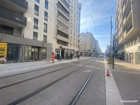 commerce santé 30 m²