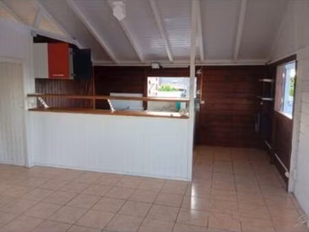 à louer deux pièces haut de villa climatisé citerne à eau charge comprise