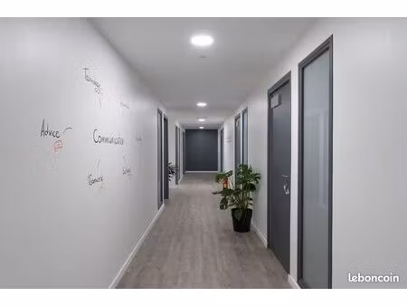 bureau très propre dans un centre d'affaires