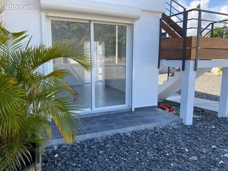 local et bureau sur le boulevard principal de ste anne