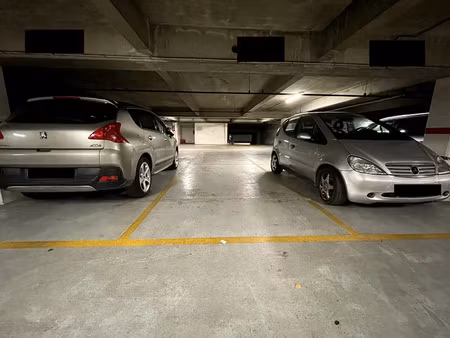 location parking 12 m² à clichy (92110)  90 €