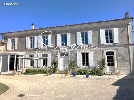 rouillac  aux portes d’angoulême – très belle maison charentaise  nombreuses dépendances