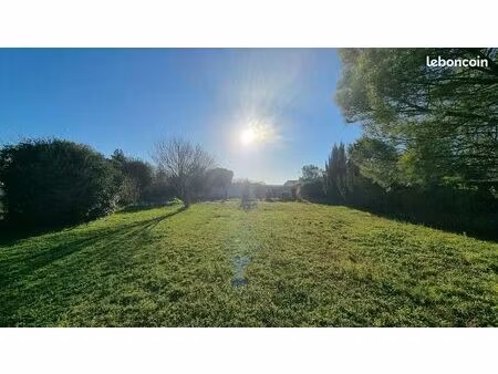 a vendre : beau terrain constructible de 558 m²