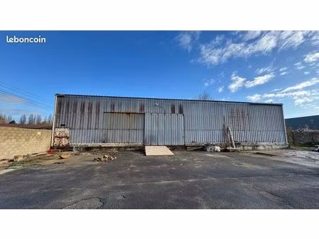 entrepôt de 600m2 + mezzanine 225m2 + terrain 350m2