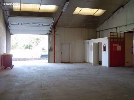 entrepôt avec bureau