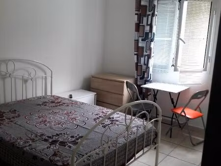 chambre meublée à trois bassins