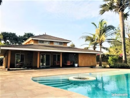 villa 4 pièces 200 m²