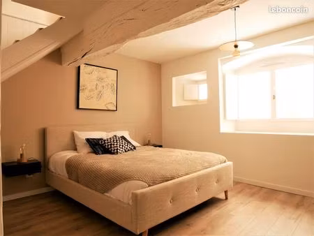 b superbe t2 chaleureux et spacieux entièrement rénové avec cour intérieure privative